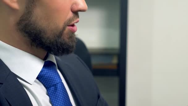Närbild av läppar. porträtt av en skäggiga man i kostym och slips prata. ansikte profil — Stockvideo