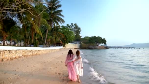 El concepto de LGBT. Feliz pareja lesbiana descansando en la hermosa playa tropical . — Vídeos de Stock