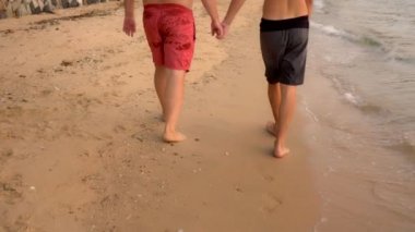 LGBT kavramı. Mutlu bir gay çift güzel tropik sahilde dinleniyor.