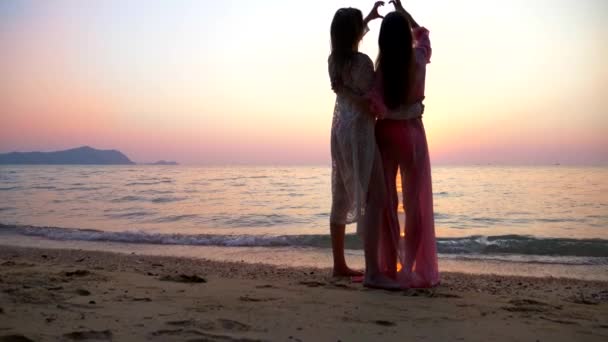 Het concept van lesbisch koppel Lgbt. Happy rustend op tropisch strand. — Stockvideo
