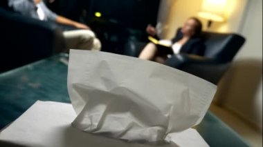 psikolojik danışmanlık. kağıt peçeteler, psikologlar ofiste tabloda odaklanmak. Bir kadın bir defter ile başarılı bir adam ile iletişim kurar. akşam bir deri ofisinde oturup