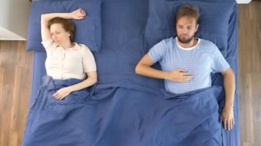 bir çift sorunları kavramı. cinsel sorunlar. Kaç, dostum memnun ve kadın yatakta yalan söylüyorsun. Üstten Görünüm