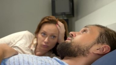 Bir sorun bir çift kavramı. cinsel sorunlar. Çift yatakta. kadın adama onu hoşnutsuzluğunu ifade eder..