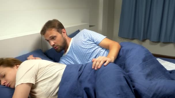 Koncept problému v páru. sexuální problémy. Muž ukazuje pozornost v posteli, k jeho ženě, a ona ho odmítla. — Stock video
