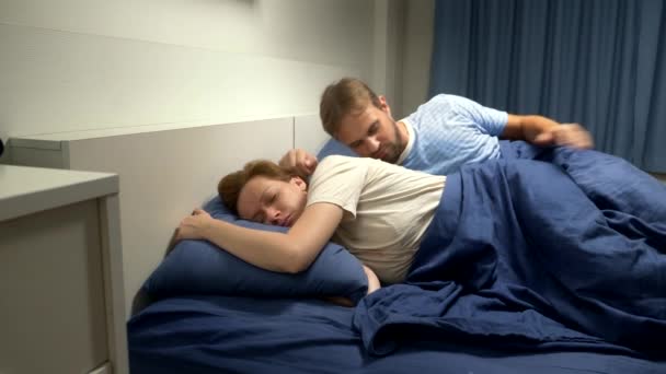 Het concept van een probleem in een paar. seksuele problemen. De man toont aandacht in bed met zijn vrouw, en ze weigerde hem. — Stockvideo