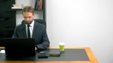 Ofis flört. Kırmızı tulum içinde çekici kadın iş arkadaşı ile masada flört derin bir yaka ile. Adam ofiste bir kadının göğsüne bakıyor