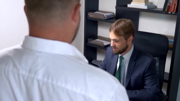 Manager im Büro. der Mitarbeiter, der die Kündigung, einen Brief oder ein Dokument mit unerwarteten Nachrichten vom Chef erhalten hat, — Stockvideo