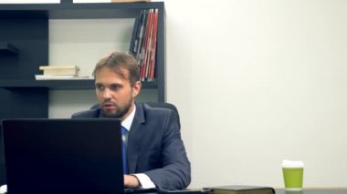 Ofis flört. kırmızı bir tulum içinde çekici bir kadın meslektaşı bir adam geçmiş yürür, o şehvet ile ona bakıyor