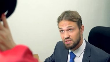 Ofis flört. adam yakın çekim kırmızı kıyafetler bir esmer konuşurken. meslektaşı ile flört.