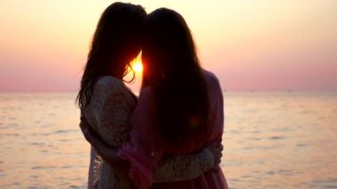 Lgbt. Happy lezbiyen çift güzel tropik sahilde dinlenme kavramı.