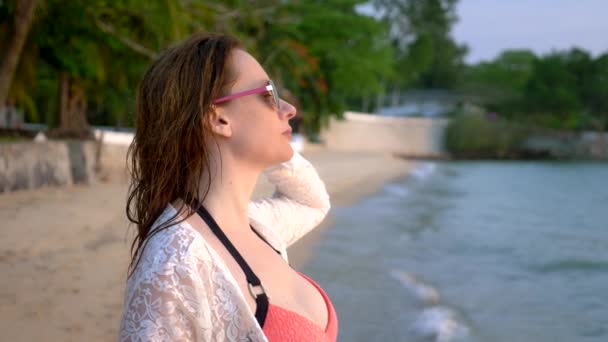 Feliz pareja lesbiana con bebé relajándose en la hermosa playa tropical . — Vídeos de Stock