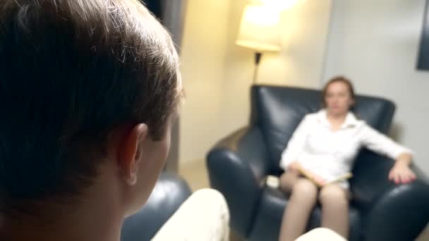 Pojem jednání, psychologické poradenství. Žena s notebookem komunikuje s úspěšným mužem. večer seděli v kanceláři v koženém křesle. — Stock video