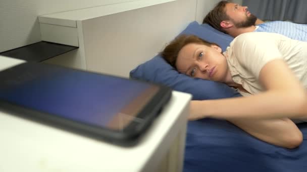 Concepto de un problema en el sexo. pareja en la cama. marido está molesto mientras su esposa está usando un teléfono móvil, ignorándolo en una relación — Vídeos de Stock