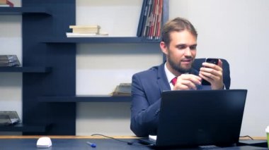Ofis flört. kırmızı bir tulum içinde çekici bir kadın meslektaşı bir adam geçmiş yürür, o şehvet ile ona bakıyor