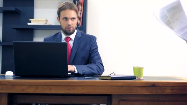 Kancelářskou flirt. Přitažlivá žena v červeném obleku, flirtuje u stolu se svým kolegou. — Stock video