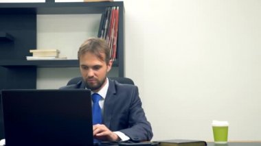 Ofis flört. kırmızı bir tulum içinde çekici bir kadın meslektaşı bir adam geçmiş yürür, o şehvet ile ona bakıyor