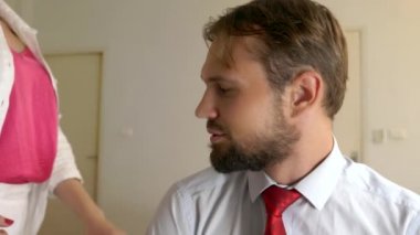 çekici kadın yatakta oturan adam Seduces. o banyo ve undresses gider.