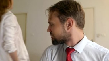 çekici kadın yatakta oturan adam Seduces. o banyo ve undresses gider.