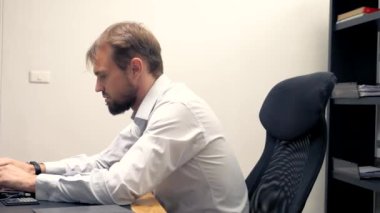 ofiste yönetici. bildirimi, bir mektubu veya patrondan beklenmeyen haberleri olan bir belgeyi alan çalışan,