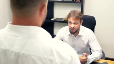 ofiste yönetici. bildirimi, bir mektubu veya patrondan beklenmeyen haberleri olan bir belgeyi alan çalışan,