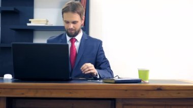 Ofis flört. Kırmızı bir tulum içinde çekici kadın, onun meslektaşı ile masada flört.