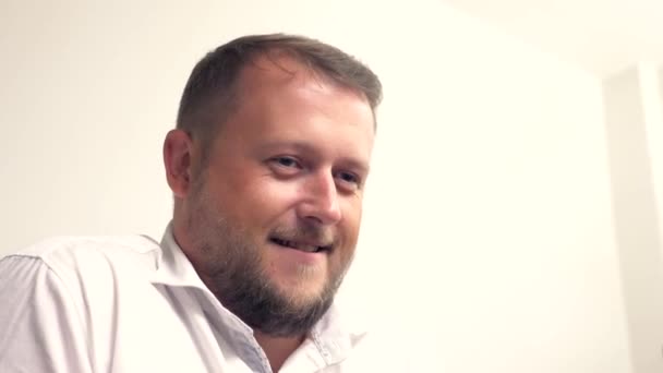 Portrait d'un homme heureux souriant avec une barbe qui plaisante avec quelqu'un — Video
