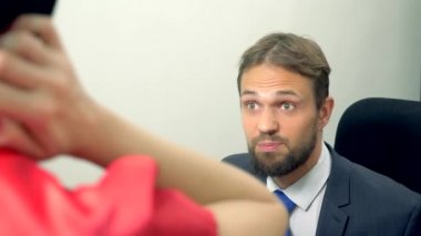 Ofis flört. adam yakın çekim kırmızı kıyafetler bir esmer konuşurken. meslektaşı ile flört.