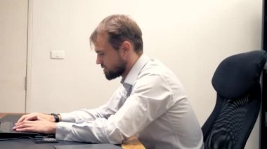 ofiste yönetici. bildirimi, bir mektubu veya patrondan beklenmeyen haberleri olan bir belgeyi alan çalışan,