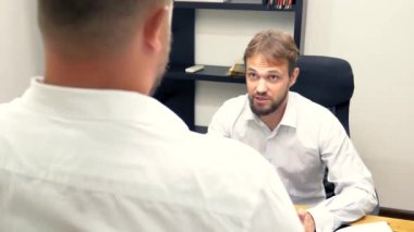 ofiste yönetici. bildirimi, bir mektubu veya patrondan beklenmeyen haberleri olan bir belgeyi alan çalışan,