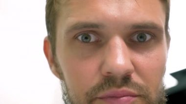 yakın çekim, yeşil gözlü yakışıklı adam perplexedly kamera içine bakıyor
