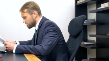 Ofis flört. Kırmızı tulum içinde çekici kadın iş arkadaşı ile masada flört derin bir yaka ile. Adam ofiste bir kadının göğsüne bakıyor