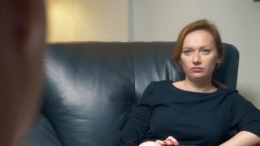 genel kavram-in müzakere, psikolojik danışmanlık. Bir kadın bir defter ile başarılı bir adam ile iletişim kurar. akşam bir deri sandalye ofisinde oturuyor.