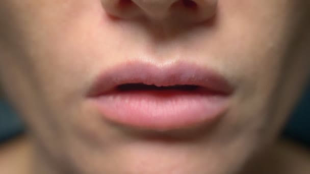Close-up. vrouw veegt haar lippen met een papieren servet. — Stockvideo