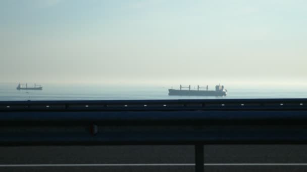 Het verplaatsen van een vrachtschip ver weg in de zee. — Stockvideo