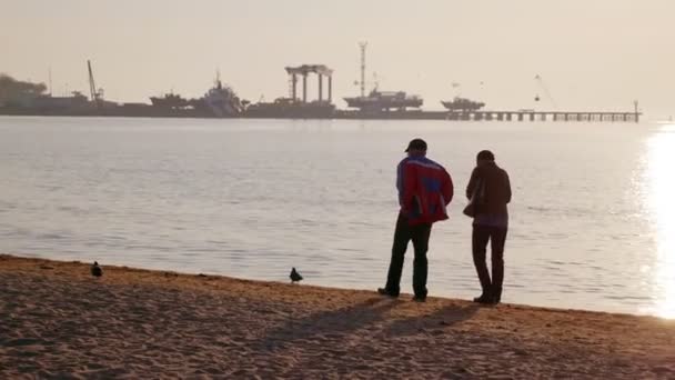 Senior par som går på stranden på norra havet. Tillbringa tid tillsammans. — Stockvideo