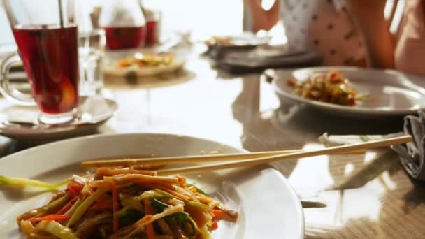 Concept de restaurant, nourriture, personnes, dates et jours fériés. Gros plan. famille mange dans un restaurant chinois — Video