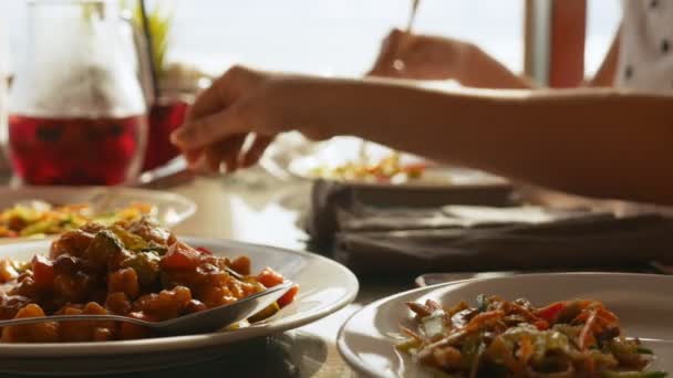 Konzept von Restaurant, Essen, Menschen, Daten und Urlaub. Nahaufnahme. Familie isst in chinesischem Restaurant — Stockvideo