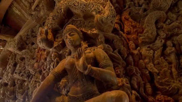 Houten sculpturen. In de tempel van hout tempel van de waarheid in de stad Pattaya in de provincie Chonburi in Thailand. Thailand, Pattaya, maart 2019 — Stockvideo