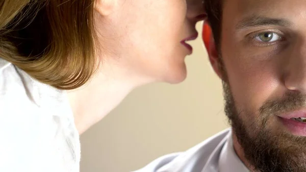 Mulher atraente atraente sedutora sussurrando palavras agradáveis para seu homem cansado sonolento. close-up — Fotografia de Stock