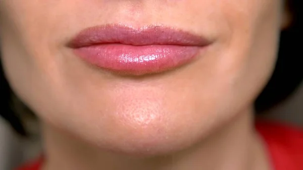 Super close-up. vrouwelijke lippen met lipgloss, glimlach. dermatologische ziekte van de slijm lippen, Fordyce korrels — Stockfoto