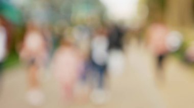 bulanık arka plan. İnsanlar şehirde dolaşıyor. kentsel yaşam tarzı arka plan. kalabalık bir sokakta yolcular