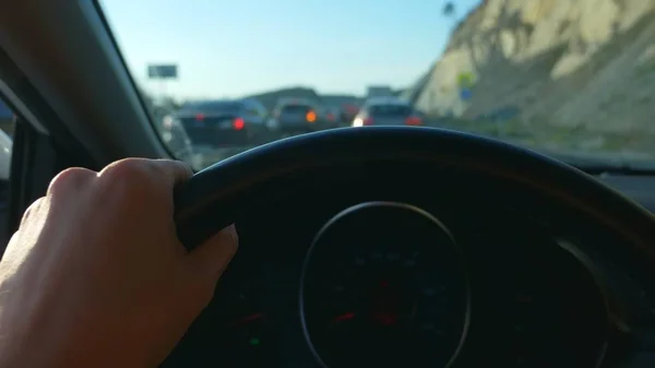 Vue à la première personne. Conduire une voiture à l'heure de pointe — Photo