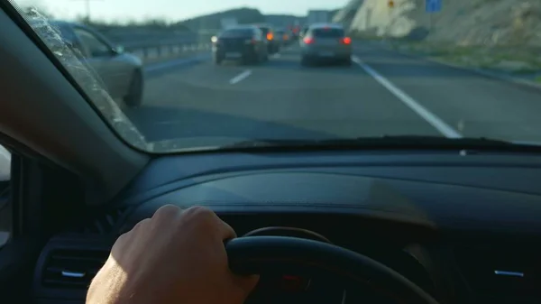 Vista en primera persona. Conducir un coche en hora punta — Foto de Stock