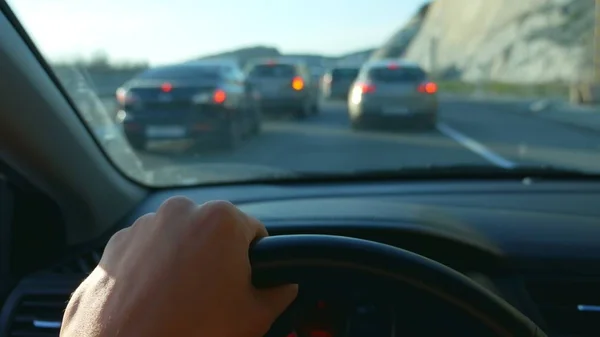 Vue à la première personne. Conduire une voiture à l'heure de pointe — Photo