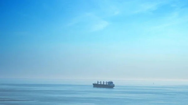 Flytta ett last fartyg långt borta i havet. — Stockfoto