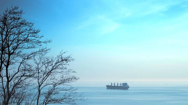 Переміщення вантажного корабля далеко в море . — стокове фото