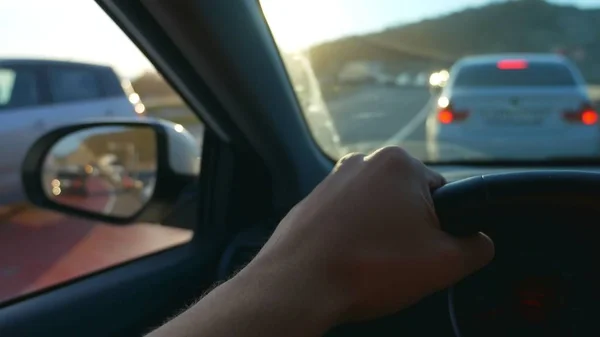 Vista en primera persona. Conducir un coche en hora punta — Foto de Stock