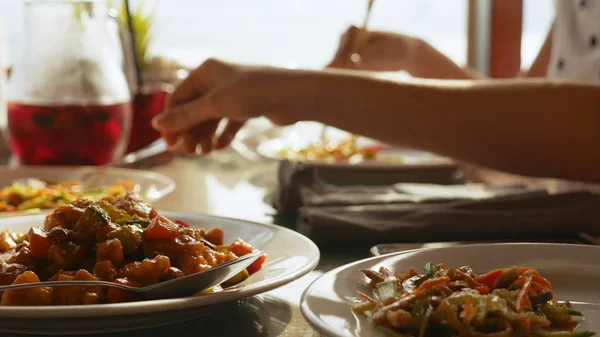 Konsep restoran, makanan, orang, tanggal dan liburan. close-up. Keluarga makan di sebuah restoran Cina — Stok Foto