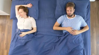 bir çift sorunları kavramı. cinsel sorunlar. Kaç, dostum memnun ve kadın yatakta yalan söylüyorsun. Yukarıdan görüntülemek.