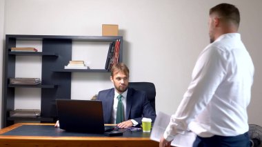 ofiste yönetici. bildirimi, bir mektubu veya patrondan beklenmeyen haberleri olan bir belgeyi alan çalışan,